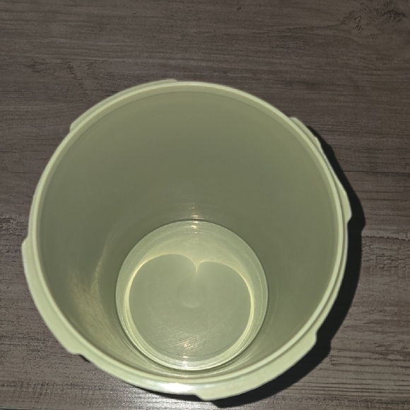 Vintage Tupperware Green Canister with Lid 811 and 812 - Picture 3 of 11